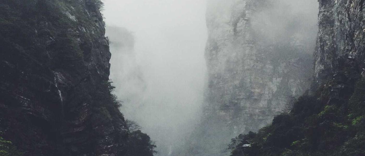 2026世界杯预选赛亚洲区焦点战中国队对阵日本队的比赛全景，球场内座无虚席气氛热烈